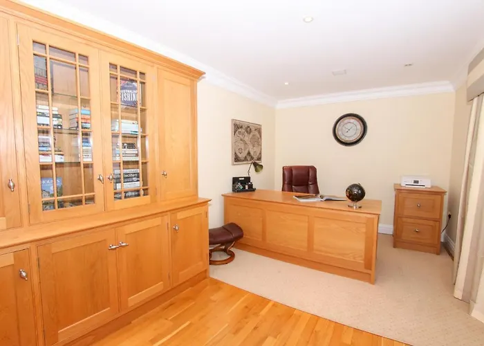 Luxury, Spacious Home With Private Driveway Beaches And Gower In Close Proximity